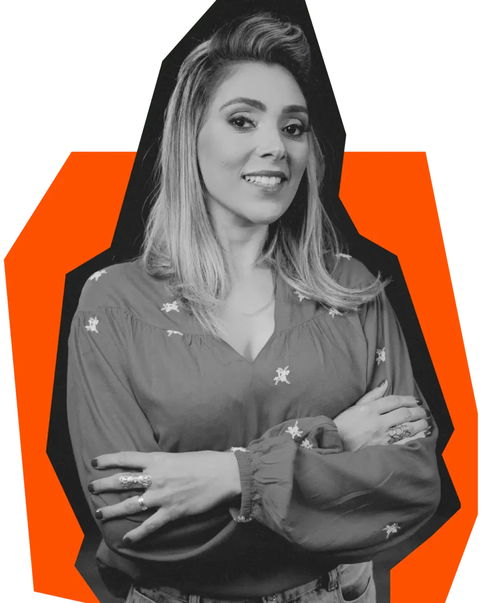 Instrutora da Mentaleria: Renata Cavalcante Imagem de Renata Cavalcante, instrutora da Mentaleria, sorrindo com os braços cruzados. Renata está vestindo uma blusa com detalhes florais, contra um fundo de cores vibrantes em laranja e roxo.