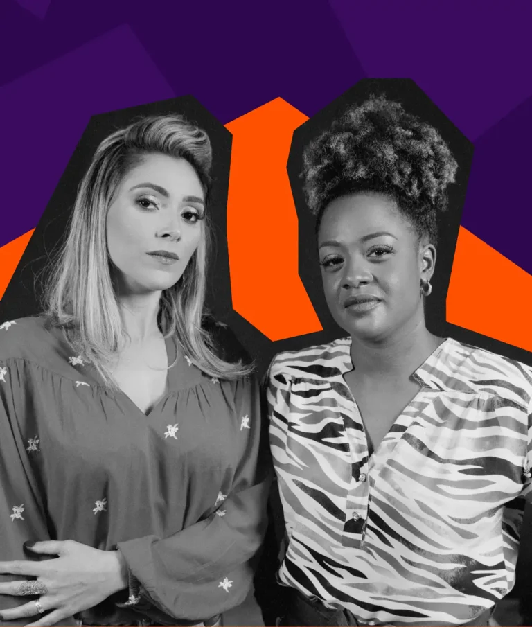 Renata Cavalcante e Samita Vaz: Instrutoras da Mentaleria Imagem em preto e branco das instrutoras da Mentaleria: Renata Cavalcante (à esquerda) e Samita Vaz (à direita), em fundo roxo e laranja. Renata tem cabelos loiros e usa blusa estampada, enquanto Samita tem cabelos crespos e usa blusa com estampa de zebra.